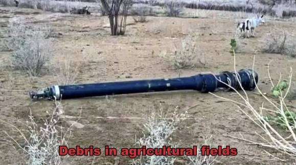 18일(현지시간) 인도 육군 서부사령부는 소셜미디어(SNS)를 통해 자국군이 지난 7일 파키스탄을 겨냥한 ‘신두르 작전’에서 대활약했다며 선전 영상을 배포했다가, 오히려 자국 피해 사실이 드러나자 관련 게시글을 삭제했다. 사진은 인도군이 격추했다고 주장한 파키스탄 무기 잔해. 반면 군사블로거들은 이 잔해가 인도군이 운용하는 브라모스 미사일 시스템 일부라고 분석했다. 엑스