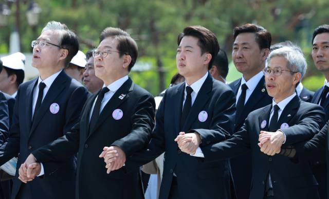 이재명(왼쪽 두번째부터) 더불어민주당 대선 후보, 이준석 개혁신당 대선 후보, 권영국 민주노동당 대선 후보 등이 18일 광주광역시 국립 5·18민주묘지에서 열린 5·18민주화운동 45주년 기념식에서 ‘임을 위한 행진곡’을 제창하고 있다. 연합뉴스