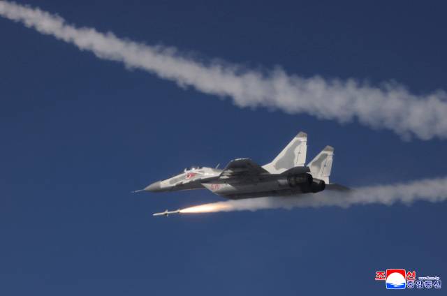 김정은 북한 국무위원장이 지난 15일 제1공군사단 관할 비행연대를 방문해 공군 반항공(방공)전투 및 공습 훈련을 지도했다고 조선중앙통신이 17일 보도했다. 북한 미그-29가 신형 공대공 미사일을 발사하는 모습. 조선중앙통신·연합뉴스