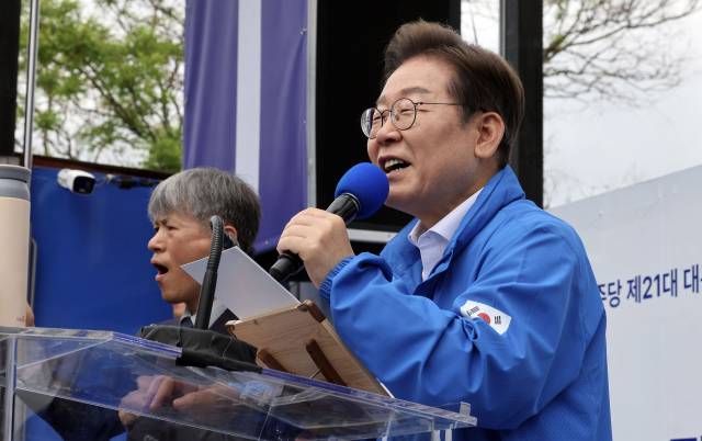 이재명 더불어민주당 대선 후보가 17일 전남 나주시 금성관 앞에서 지지를 호소하고 있다. 나주=오승현 기자