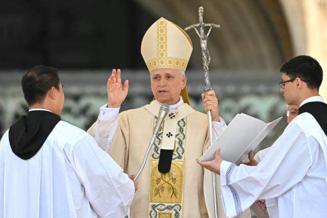 교황 레오 14세가 18일(현지 시간) 바티칸 성베드로광장에서 열린 즉위 미사를 집전한 후 기도문을 낭독하고 있다. 교황은 이날 미사 강론에서 “우리의 첫 번째 큰 소망은 하나 된 교회가 화해된 세상의 누룩이 되는 것”이라며 교회 통합을 강조했다. AFP연합뉴스