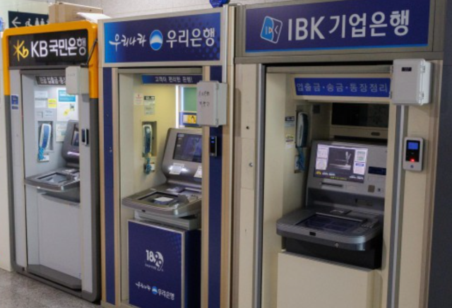 현금 사용 비중이 줄면서 현금자동차입출금기(ATM) 업체들의 경영난이 가중되고 있다. 연합뉴스