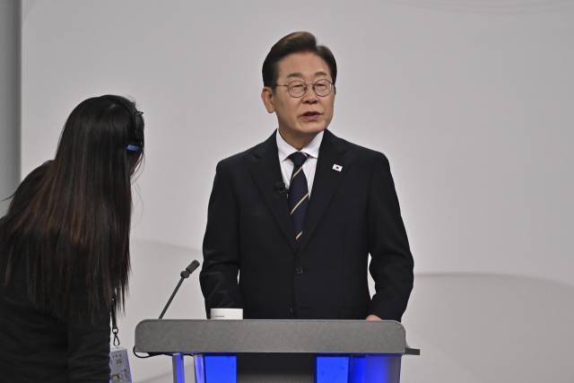 더불어민주당 이재명 대선후보가 18일 서울 마포구 상암동 SBS 프리즘센터 스튜디오에서 열린 제21대 대선 1차 후보자 토론회를 준비하고 있다. 연합뉴스