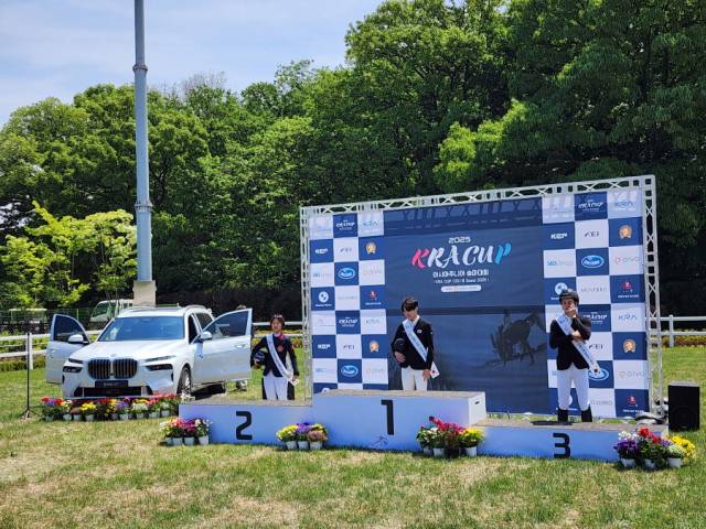 경기도 과천시 렛츠런파크 승마경기장에서 아시아 주니어 승마대회 시상식이 18일 진행되고 있다. 사진제공=무브브로