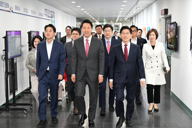 이준석(왼쪽부터) 개혁신당 대선후보, 오세훈 서울시장, 김문수 국민의힘 대선후보가 19일 ‘약자와 동행하는 서울’ 토론회를 위해 입장하고 있다. 사진제공=서울시