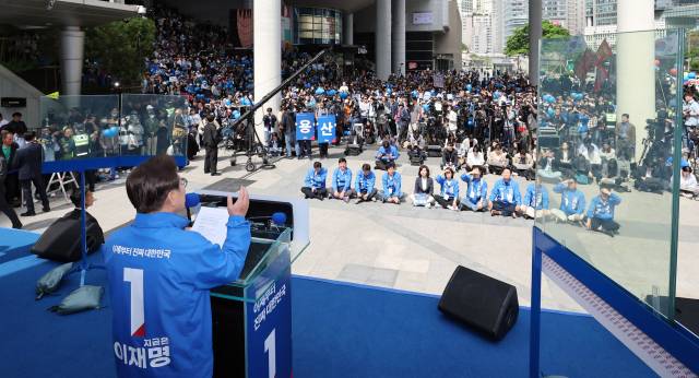 이재명 더불어민주당 대선 후보가 19일 서울 용산역 광장에서 방탄유리가 설치된 유세차량에 올라 지지를 호소하고 있다. 오승현 기자 2025.05.19