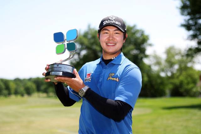 김성현이 19일 콘페리 투어 어드벤트헬스 챔피언십 우승 후 트로피를 들고 환하게 웃고 있다. AFP연합뉴스