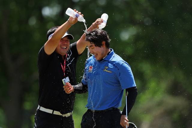 김성현(오른쪽)이 19일 콘페리 투어 어드벤트헬스 챔피언십 우승 후 한국 선수인 이승택의 축하 물세례를 받고 있다. AFP연합뉴스