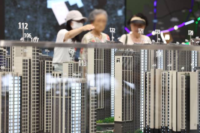 지난해 8월 18일 서울 서초구 방배5구역 재건축 단지인 '디에이치 방배' 견본주택에서 고객들이 주택 모형을 둘러보고 있다. 연합뉴스