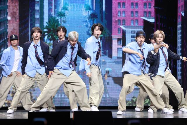그룹 라이즈가 19일 서울 용산구 블루스퀘어에서 열린 정규 1집 '오디세이'(ODYSSEY)' 발매 기념 쇼케이스에서 타이틀 곡 '플라이 업'(Fly Up) 무대를 선보이고 있다. 연합뉴스