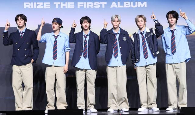 그룹 라이즈가 19일 서울 용산구 블루스퀘어에서 열린 정규 1집 '오디세이'(ODYSSEY)' 발매 기념 쇼케이스에서 포즈를 취하고 있다. 연합뉴스
