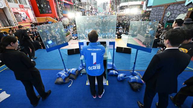 이재명 더불어민주당 대선 후보가 19일 서울 마포구 홍대거리에서 방탄유리가 설치된 유세차량에 올라 지지를 호소하고 있다. 오승현 기자 2025.05.19