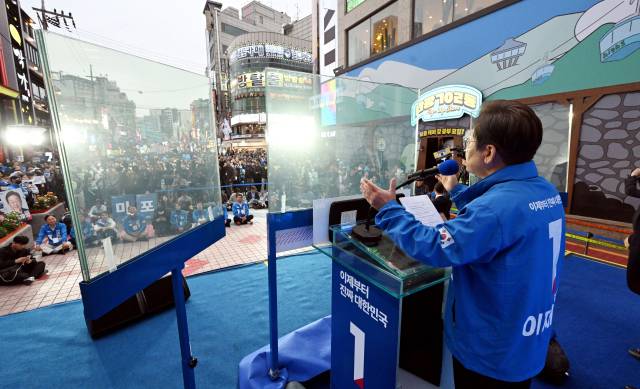 이재명 더불어민주당 대선 후보가 19일 서울 마포구 홍대거리에서 방탄유리가 설치된 유세차량에 올라 지지를 호소하고 있다. 오승현 기자 2025.05.19