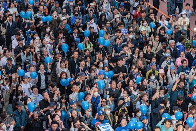 유권자들이 19일 서울 마포구 홍대거리에서 이재명 더불어민주당 대선 후보의 유세를 지켜보고 있다. 오승현 기자 2025.05.19