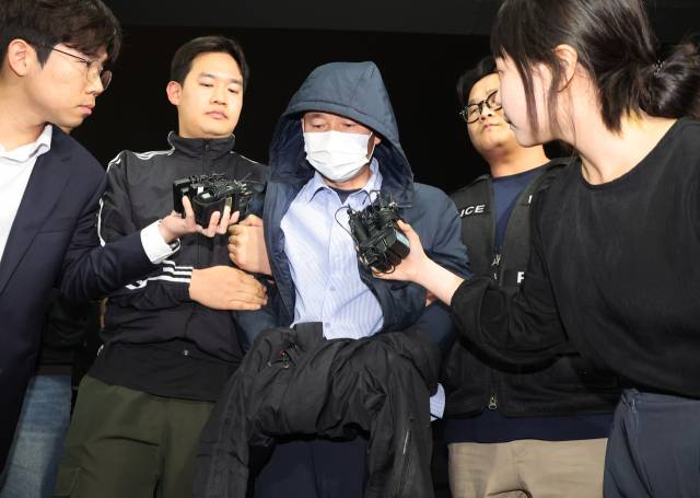 경기 시흥 흉기 난동 용의자인 중국 동포 차철남(56) 씨가 19일 경찰에 긴급 체포돼 시흥경찰서로 압송되고 있다. 차 씨는 이달 시흥 정왕동 소재 본인의 집 등에서 2명을 살해하고 이날 편의점주와 집 건물주 등 2명을 흉기로 찔러 다치게 한 혐의를 받고 있다. 경찰은 최초 신고가 접수된 지 약 10시간 만인 이날 오후 7시 25분께 그를 정왕동 시화호 인근에서 검거했다. 연합뉴스