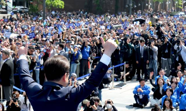 이재명 더불어민주당 대선 후보가 12일 서울 종로구 청계광장에서 출정식 성격의 '빛의 혁명' 유세를 하며 공식 선거운동을 시작하고 있다. 오승현 기자 2025.05.12