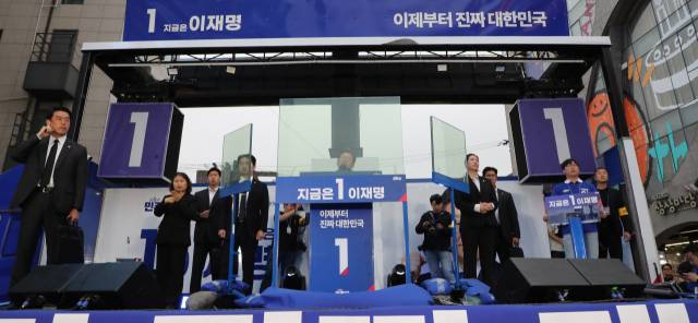 이재명 더불어민주당 대선 후보가 19일 서울 마포구 홍대거리에서 방탄유리가 측면은 물론, 정면까지 설치된 유세차량에 올라 지지를 호소하고 있다. 오승현 기자 2025.05.19