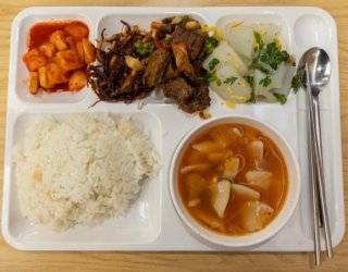 5월 2일 메인 요리로 내놓은 떡갈비야채볶음과 김치수제비가 푸짐하다. 조영철 기자