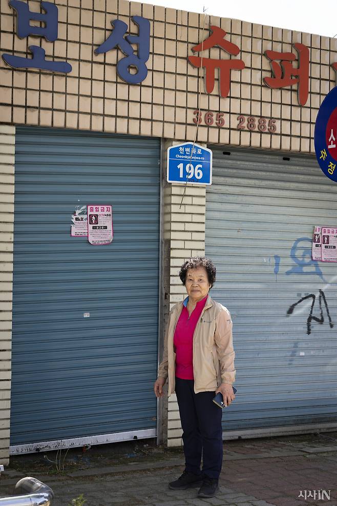 오옥순씨가 옛 보성상회 자리 앞에 섰다. 오씨와 노점상 상인들은 이 가게 지하에 숨어서 주먹밥을 만들었다.ⓒ시사IN 이명익