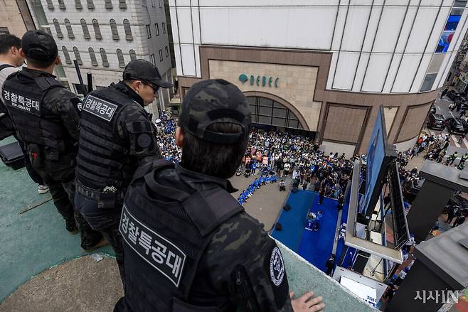 5월13일 대구 동성로에서 이재명 더불어민주당 후보가 선거 유세를 벌이는 동안 한 건물 위에 경찰특공대가 배치돼 테러에 대비하고 있다. ⓒ시사IN 조남진