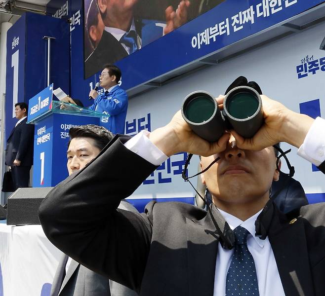 이재명 더불어민주당 대선후보가 5월13일 구미역 광장에서 유세를 하는 동안 경호원들이 주위를 살피고 있다. ⓒ공동취재