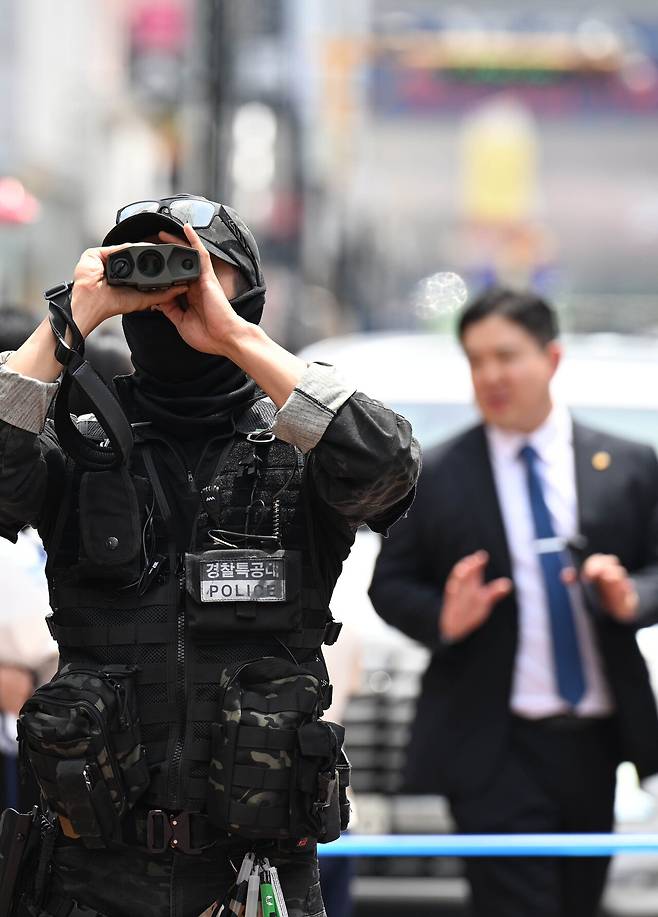 5월13일 대구 동성로 거리에서 열린 이재명 더불어민주당 대통령 후보 집중 유세 현장에서 경찰특공대가 주변을 살피고 있다. ⓒ공동취재