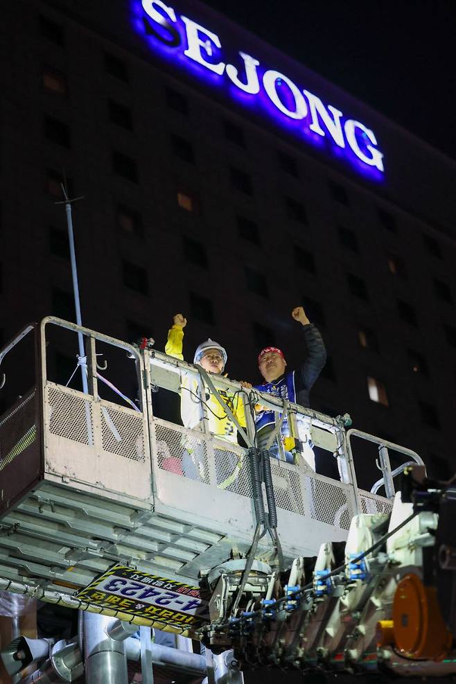 권영국 민주노동당 대선 후보가 5월12일 새벽 서울 중구 세종호텔 앞에서 고공농성 중인 고진수 세종호텔지부장(오른쪽)을 만난 모습. ⓒ민주노동당 제공