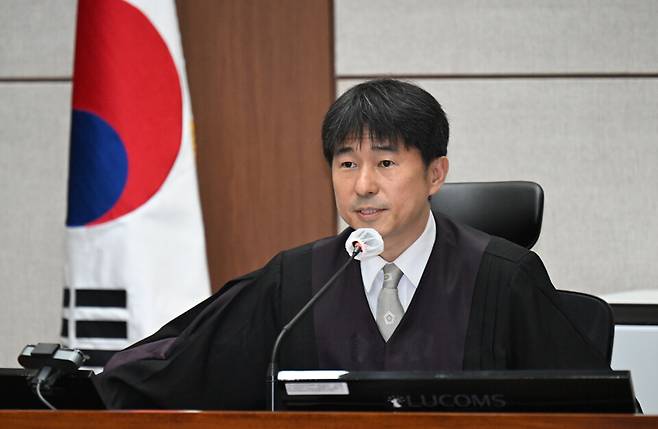 지귀연 부장판사가 4월21일 서울 서초구 서울중앙지법에서 열린 윤석열 전 대통령 내란 우두머리 혐의 형사재판 2차 공판에서 취재진들의 퇴장을 명령하고 있다. ⓒ 연합뉴스