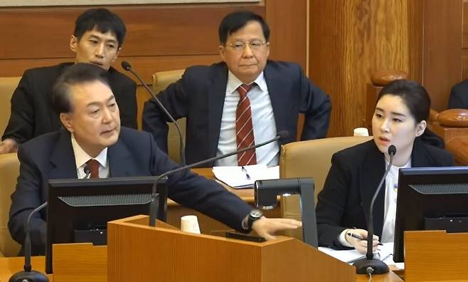 2월13일 헌법재판소에서 열린 윤석열 전 대통령 탄핵심판 8차 변론기일에서 윤 전 대통령 측 변호인단 김계리 변호사(맨 오른쪽)의 발언을 윤 전 대통령이 말리고 있다. ⓒ탄핵심판 중계장면 캡처