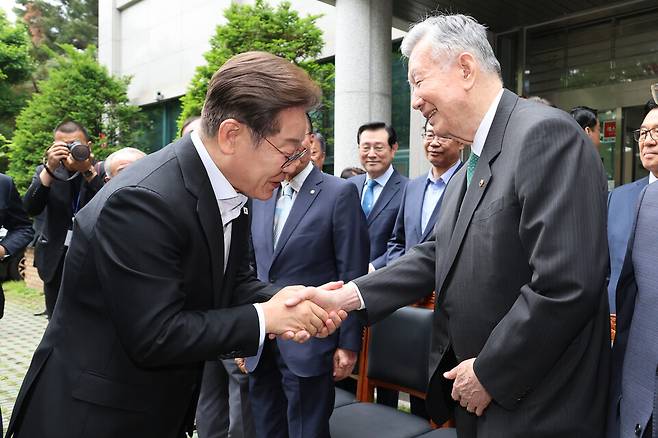 이재명 더불어민주당 대선 후보(왼쪽)가 19일 서울 용산구 대한노인회관을 찾아 이중근 회장과 인사를 나누고 있다. ⓒ연합뉴스