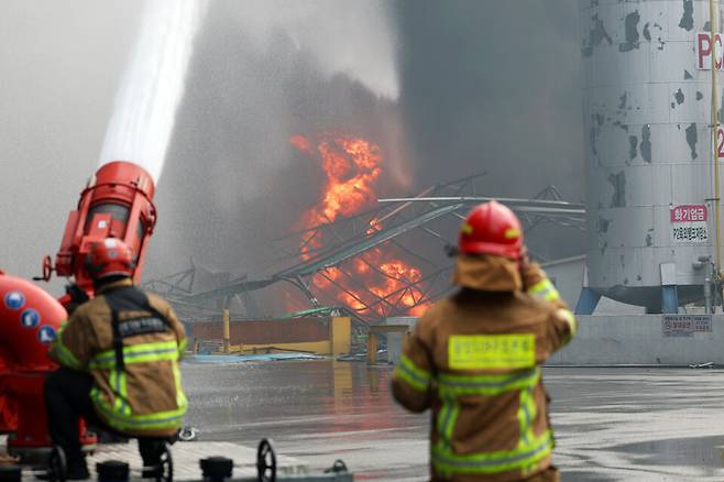 5월17일 오후 소방대원들이 광주 광산구 송정동&nbsp;금호타이어&nbsp;광주공장에서 타오르는 대형 화재를 진화하는 모습 ⓒ연합뉴스&nbsp;