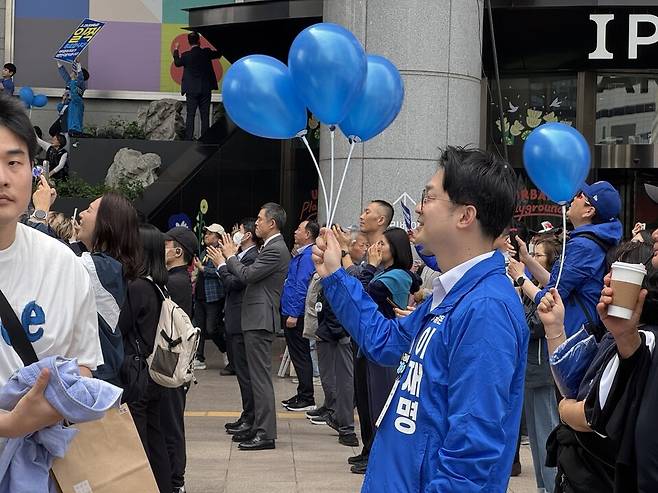 김동아 더불어민주당 의원(맨 앞)과 지지자들이 5월19일 서울 용산역 광장에서 이재명 더불어민주당 대선 후보를 향해 응원을 보내고 있다. ⓒ시사저널 백진우