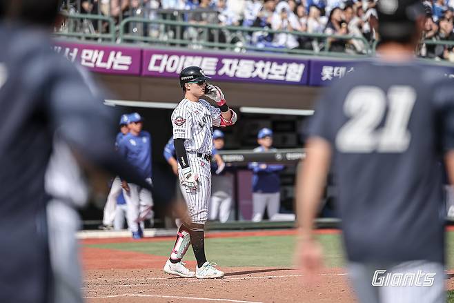 롯데 윤동희가 18일 사직구장에서 열린 삼성과 홈경기 5회말 자신의 머리 위로 향한 위협구를 피한 뒤 양창섭을 바라보고 있다. 사진제공|롯데 자이언츠