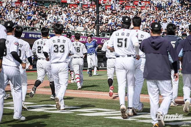 롯데 선수들이 18일 사직구장에서 열린 삼성과 홈경기 5회말 윤동희의 머리 위로 위협구가 날아간 뒤 그라운드로 뛰쳐 나가고 있다. 사진제공|롯데 자이언츠