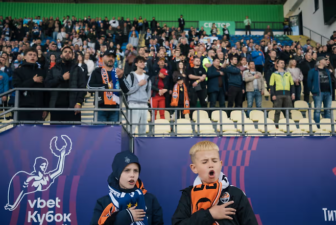 우크라이나 축구팬들이 16일 컵대회 결승에 앞서 국가를 부르고 있다. 가디언