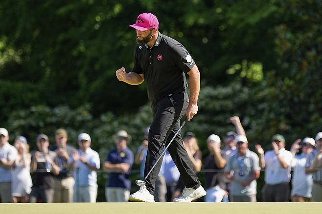 존 람이 19일 미국 노스캐롤라이나주 샬럿의 퀘일 할로 클럽에서 열린 PGA 챔피언십 최종라운드 11번홀에서 공동선두로 올라서는 버디 퍼트를 넣으며 주먹을 불끈 쥐고 있다. 샬럿｜AP연합뉴스