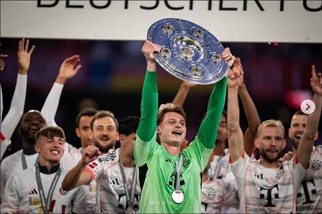 바이에른 뮌헨 우승 후 트로피를 들어올린 우르비히. 우르비히 SNS