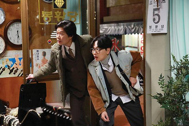 tvN ‘응답하라 1988’에서 동룡 역을 맡은 배우 이동휘와 그의 아빠 역을 맡은 배우 류재명