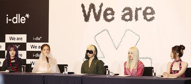 그룹 아이들(i-dle)의 미연이 19일 서울 강남구 조선팰리스호텔에서 열린 여덟 번째 미니앨범 ‘위 아’(We are) 기자간담회에서 질문에 답하고 있다. 연합뉴스