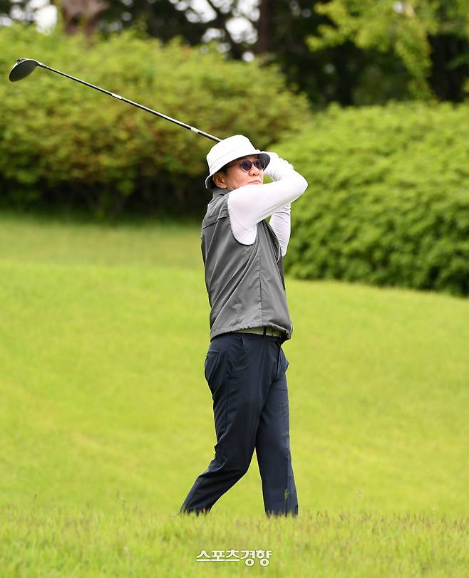 대한축구협회, 한국프로축구연맹, 울산 HD, 포항스틸러스가 주최하고 스포츠경향, 스포츠조선, 스포츠동아, 스포츠서울, 세계비즈앤스포츠월드, 일간스포츠 등 스포츠전문 미디어 6개사가 후원하는 ‘2025년 축구인 골프대회’가 19일 경기도 용인 코리아CC에서 개최됐다. 유승민 대한체육회 회장이 티샷을 하고 있다. 2025.05.19 권도현 기자