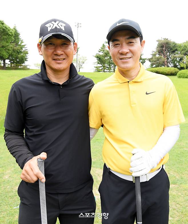 대한축구협회, 한국프로축구연맹, 울산 HD, 포항스틸러스가 주최하고 스포츠조선, 스포츠경향, 스포츠동아, 스포츠서울, 세계비즈앤스포츠월드, 일간스포츠 등 스포츠전문 미디어 6개사가 후원하는 ‘2025년 축구인 골프대회’가 19일 경기도 용인 코리아CC에서 개최됐다. 조성환 부산 감독과 윤정환 인천 감독이 기념촬영을 하고 있다. 2025.05.19 권도현 기자