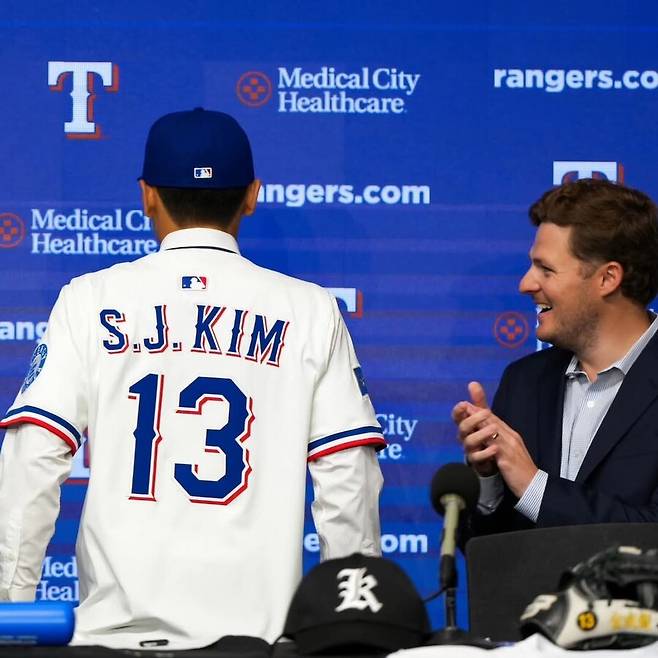 ▲ 김성준은 투타 겸업으로 성공하겠다는 꿈을 가지고 있고, 텍사스는 그런 빼어난 자질을 인정하고 120만 달러라는 거금을 베팅했다 ⓒ텍사스 레인저스