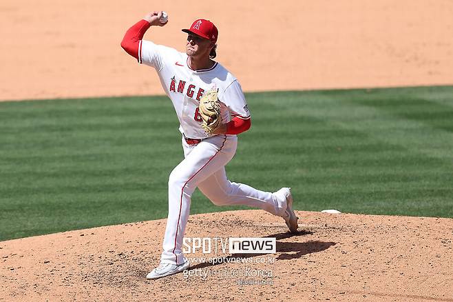 ▲ LA에인절스 유니폼을 입고 투구하는 숀 앤더슨.