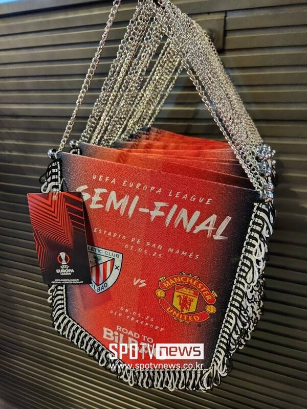 ▲ 아틀레틱 빌바오의 용품점인 산 마메스에 비치된 빌바오-맨체스터 유나이티드의 유로파리그 4강 1차전 페넌트가 판매 상품으로 나와 있다.