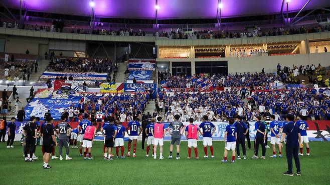 요코하마 F.마리노스 선수단과 서포터. /사진=요코하마 F.마리노스 공식 사회관계망서비스(SNS)