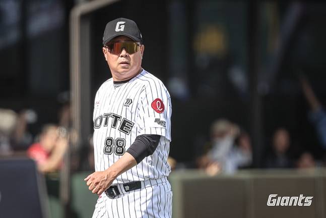 롯데 김태형 감독이 18일 사직 삼성전에서 5회말 윤동희에게 날아온 위협구에 상대편에 항의하러 나왔다 들어가고 있다. /사진=롯데 자이언츠 제공