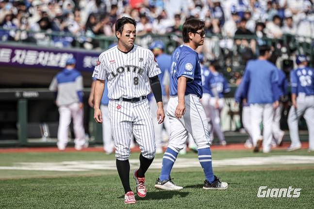 롯데 전준우(왼쪽)와 삼성 강민호가 벤치 클리어링 이후 대화를 나누고 있다. /사진=롯데 자이언츠 제공