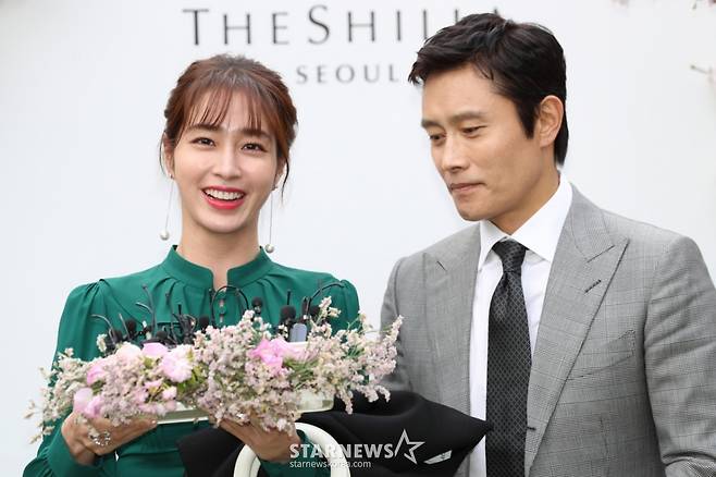 배우 이병헌, 이민정 부부가 7일 오후 서울 중구 신라호텔에서 열리는 배우 이정현의 결혼식에 참석해 포즈를 취하고 있다.