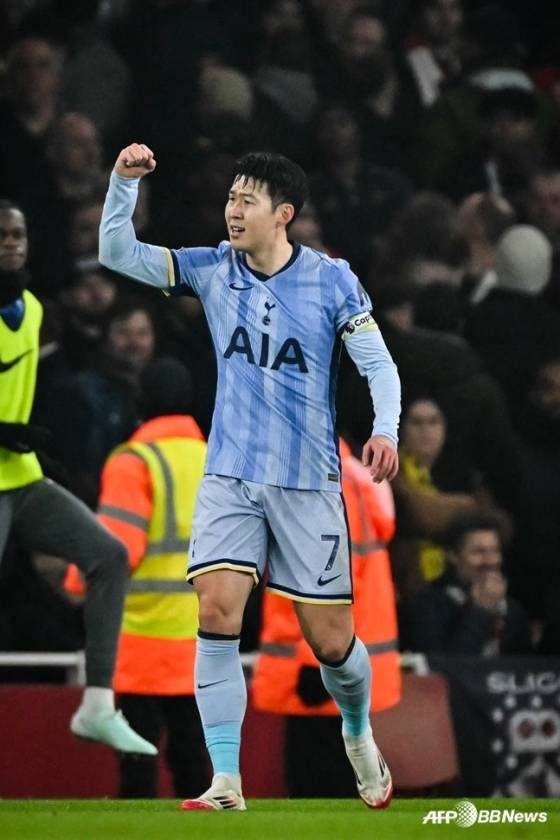 주먹을 불끈 쥐는 손흥민. /AFPBBNews=뉴스1