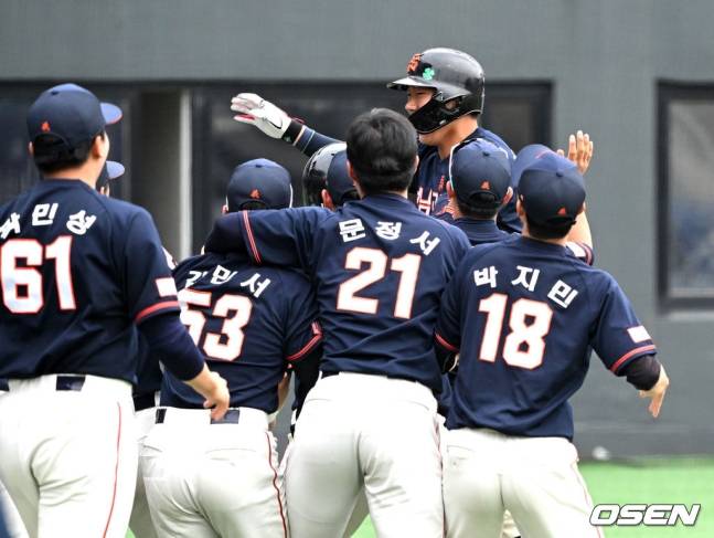 성남고 야구부 선수들이 19일 목동야구장에서 펼쳐진 유신고와 황금사자기 결승전 6회초 이서준의 쐐기 투런포에 환호하고 있다.